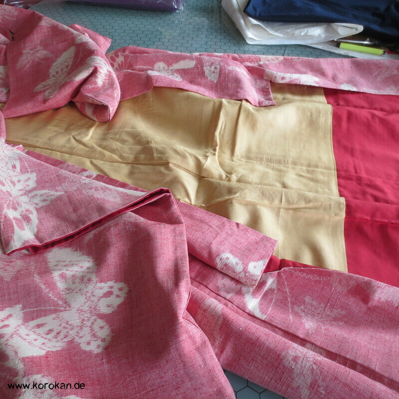 Japan Schmetterlinge auf altrosa Kasuri Tsumugi Seiden Kimono
