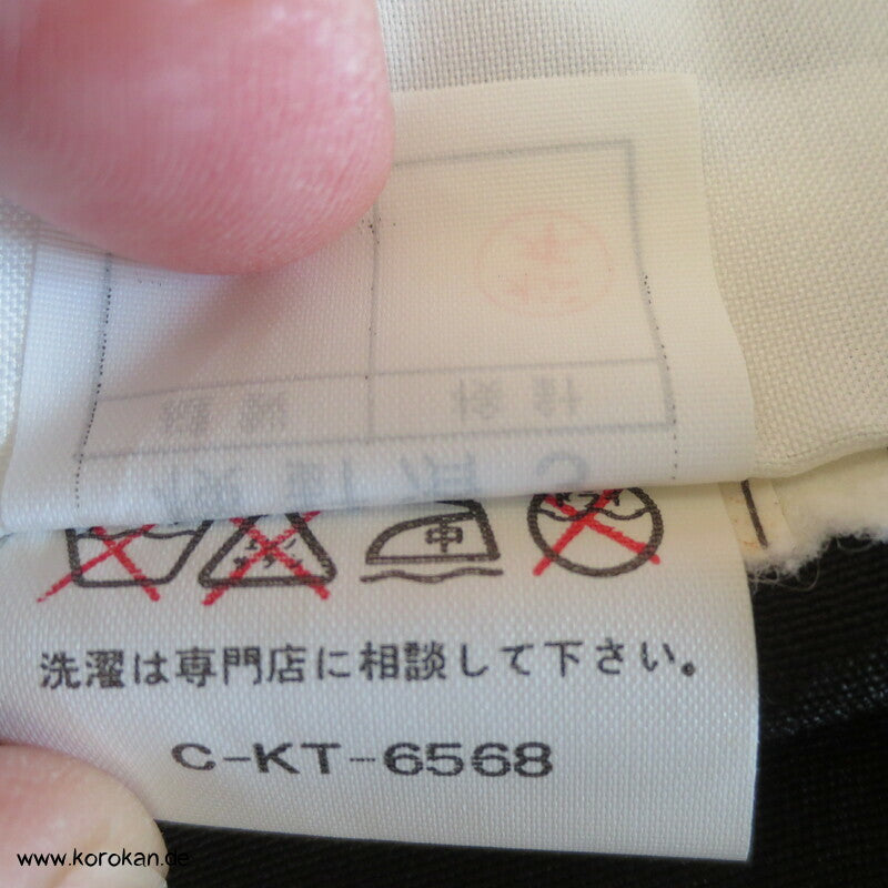 Im Wind hängender Kimono Tomesode