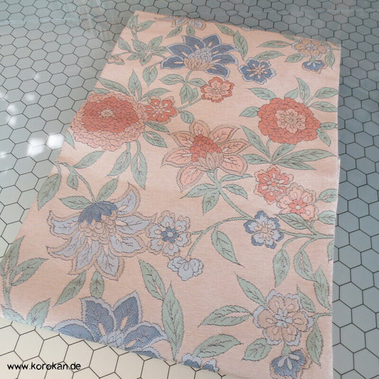 Bingata Blüten Nagoya Obi, pastell auf hell glänzendem Grund