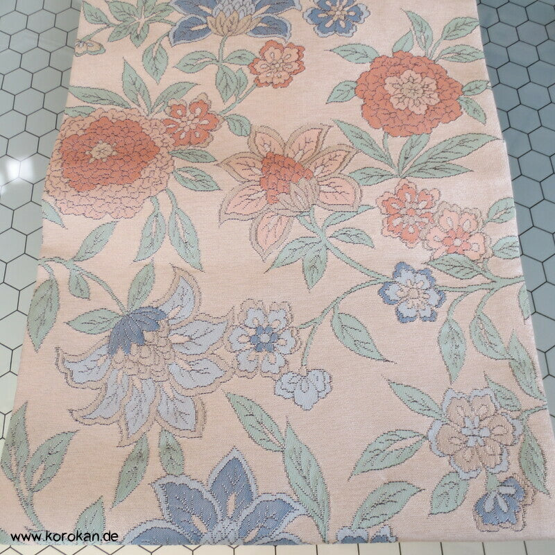 Bingata Blüten Nagoya Obi, pastell auf hell glänzendem Grund