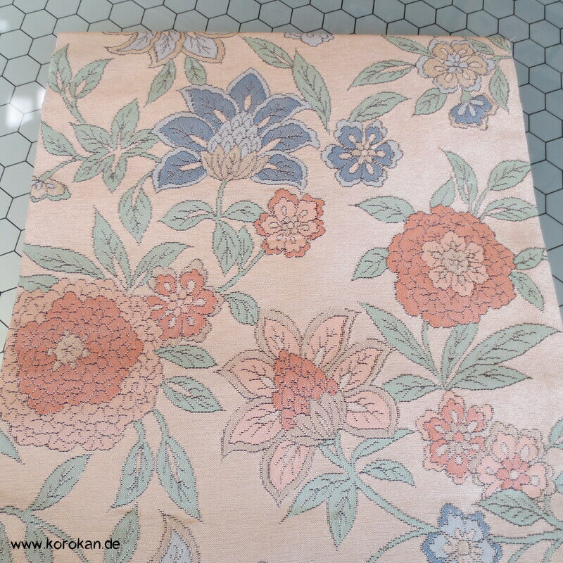 Bingata Blüten Nagoya Obi, pastell auf hell glänzendem Grund