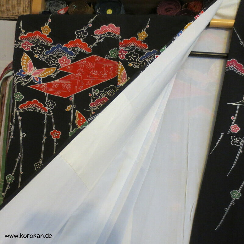 bunte Muster auf schwarzer Seide Homongi Kimono