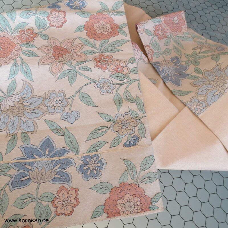 Bingata Blüten Nagoya Obi, pastell auf hell glänzendem Grund