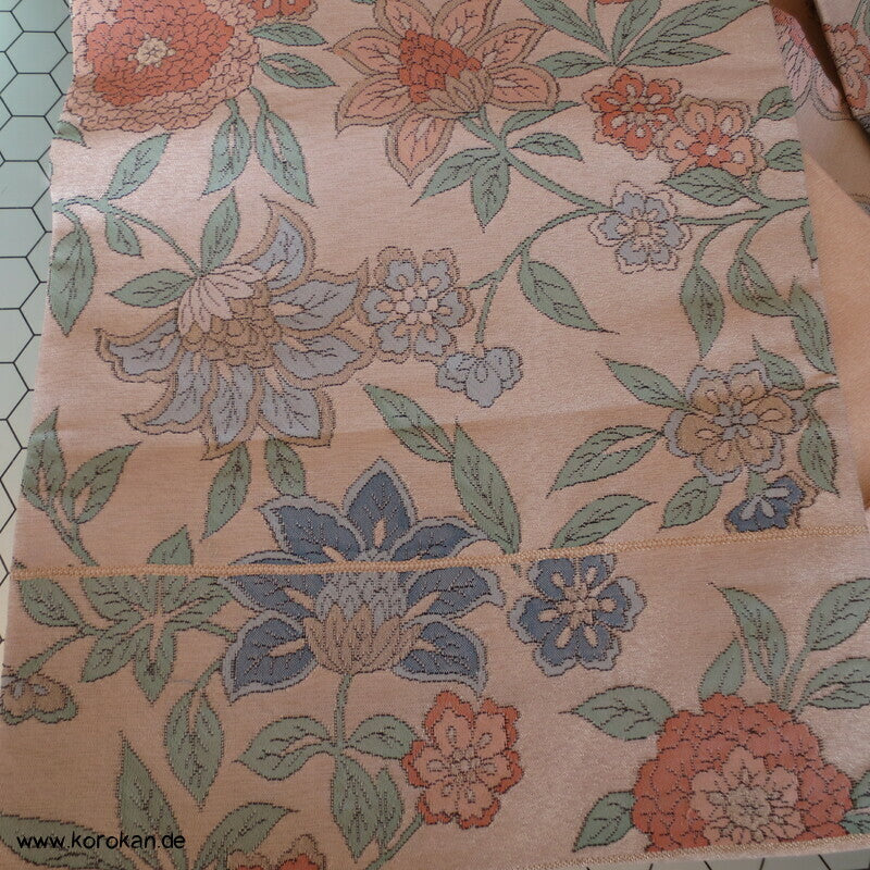 Bingata Blüten Nagoya Obi, pastell auf hell glänzendem Grund