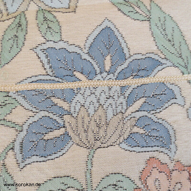 Bingata Blüten Nagoya Obi, pastell auf hell glänzendem Grund