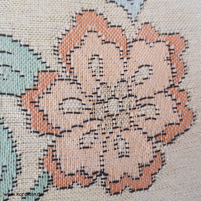Bingata Blüten Nagoya Obi, pastell auf hell glänzendem Grund