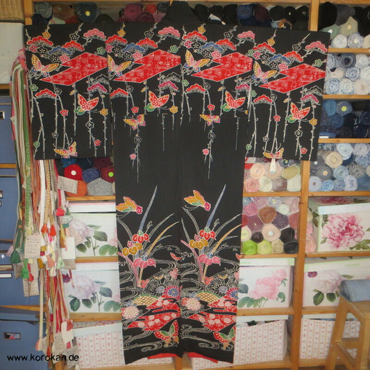 bunte Muster auf schwarzer Seide Homongi Kimono