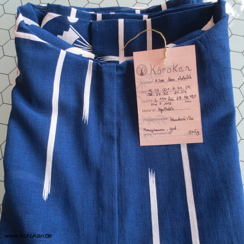weiße Mon und Symbole auf blau Hitoe Kimono
