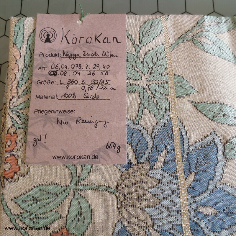 Bingata Blüten Nagoya Obi, pastell auf hell glänzendem Grund