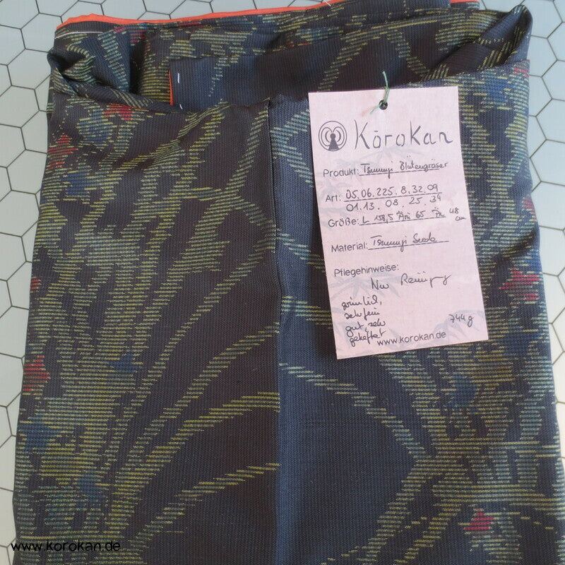 Blumenbüschel Kasuri garngefärbter Tsumugi Seiden Kimono