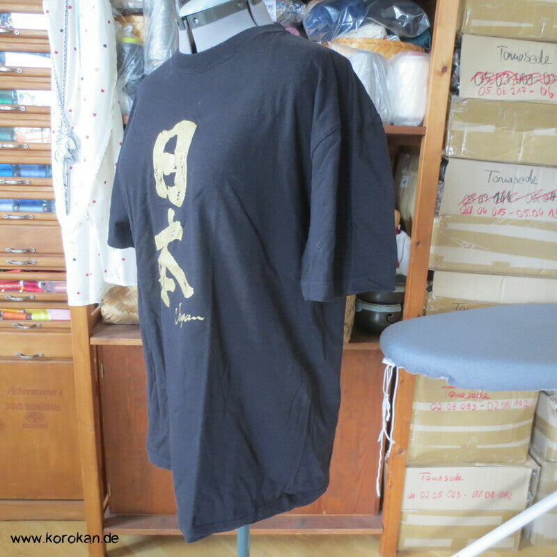Japan T Shirt mit goldenen Kanji auf schwarz