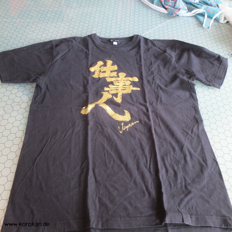 Japan T Shirt mit goldenen Kanji auf schwarz