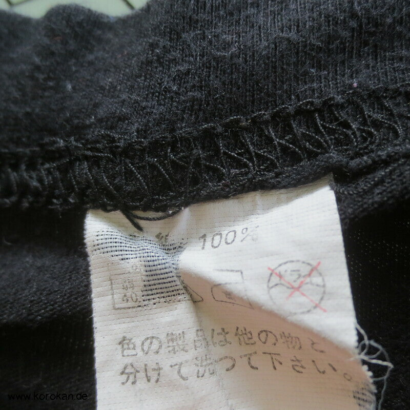 Japan T Shirt mit goldenen Kanji auf schwarz