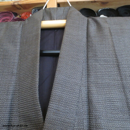 Tsumugi Kasuri schwarzbraunes Kikko Komon Kimono