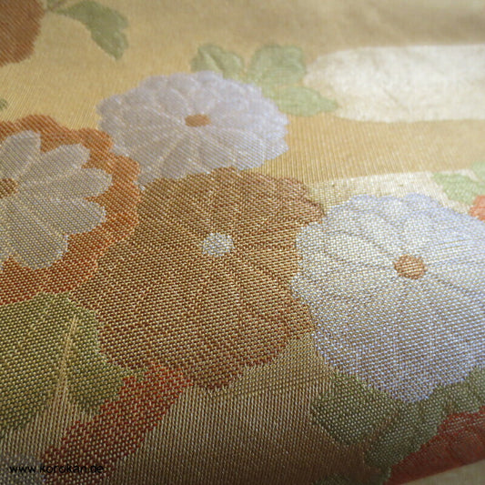 Nagoya Obi Seidenbrokat, goldgelbe Chrysanthemen