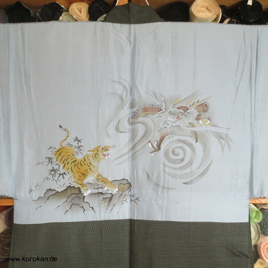 Tsumugi Seiden Haori, schwarz beige mit Tiger und Drachenfutter