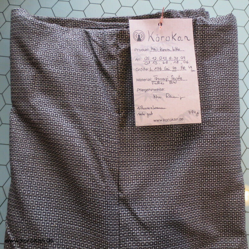 Tsumugi Kasuri schwarzbraunes Kikko Komon Kimono