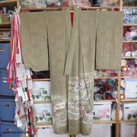 dezente Landschaft auf khakifarbenem Rinzu Seidendamast Chu Furi Irotomesode