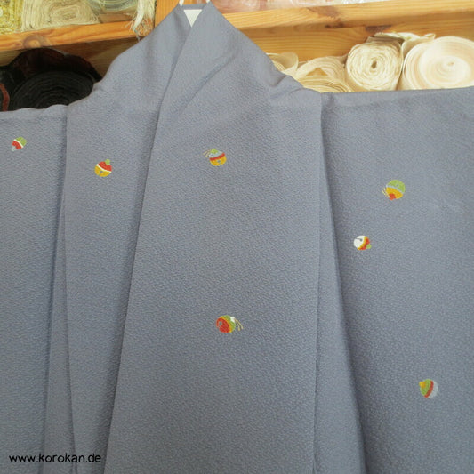 bunte Schellen auf grauen Seiden Crepe Komon Kimono
