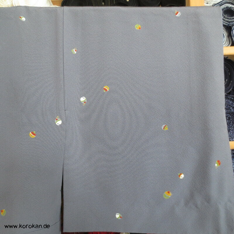 bunte Schellen auf grauen Seiden Crepe Komon Kimono