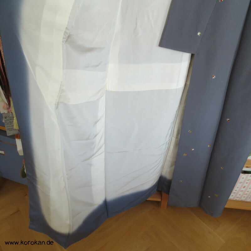 bunte Schellen auf grauen Seiden Crepe Komon Kimono