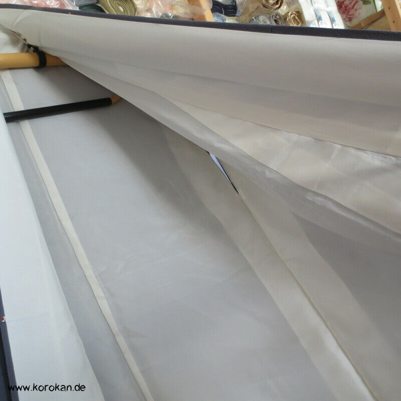 bunte Schellen auf grauen Seiden Crepe Komon Kimono