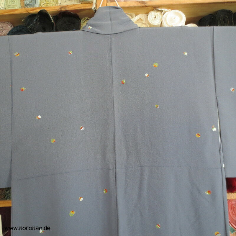 bunte Schellen auf grauen Seiden Crepe Komon Kimono