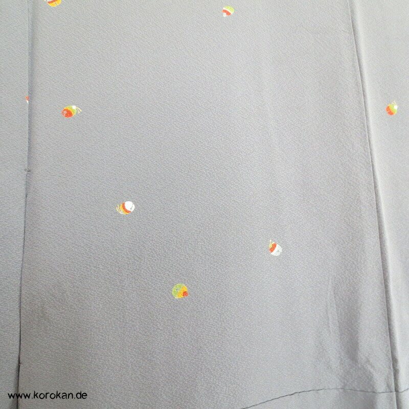 bunte Schellen auf grauen Seiden Crepe Komon Kimono