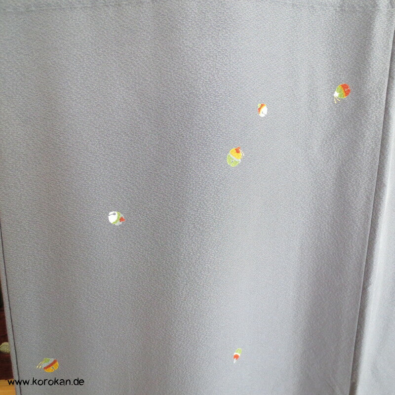 bunte Schellen auf grauen Seiden Crepe Komon Kimono
