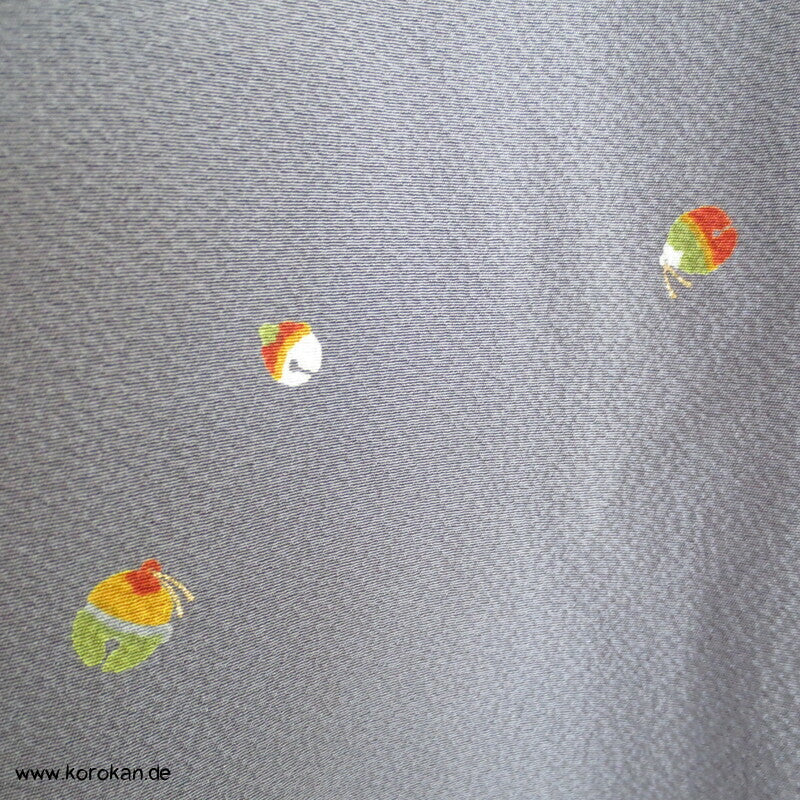 bunte Schellen auf grauen Seiden Crepe Komon Kimono