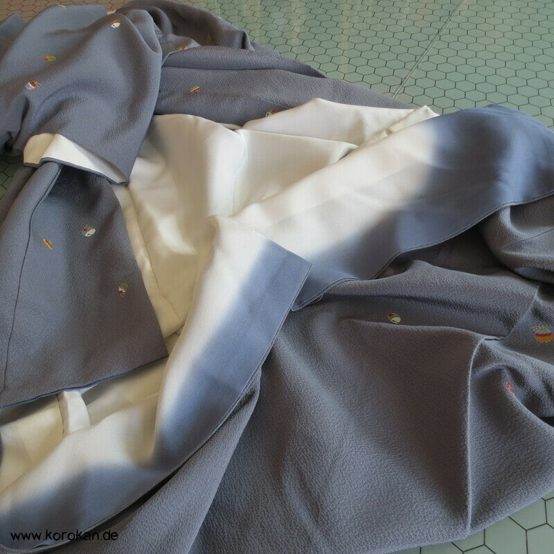 bunte Schellen auf grauen Seiden Crepe Komon Kimono