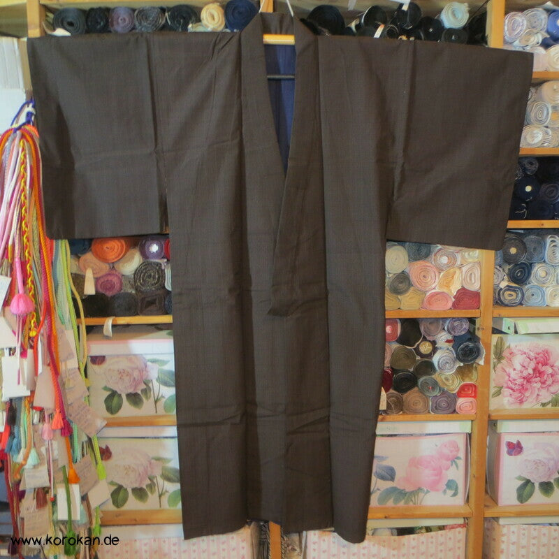 dunkelbrauner Tsumugi Seiden Komon Kimono