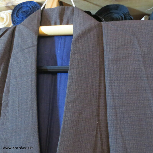 dunkelbrauner Tsumugi Seiden Komon Kimono