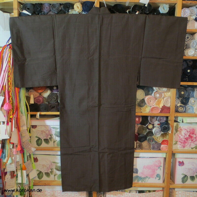 dunkelbrauner Tsumugi Seiden Komon Kimono