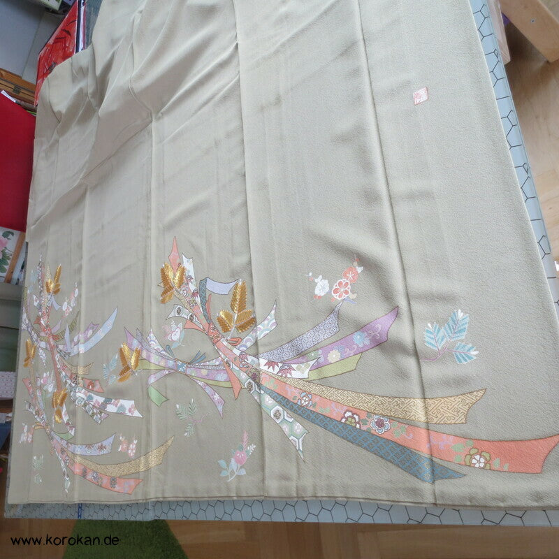 Goldstickerei junge Kiefer Irotomesode Seidencrepe Kimono