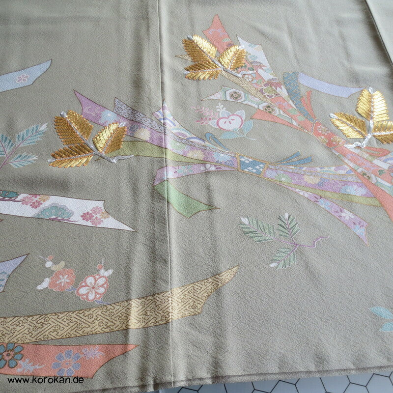 Goldstickerei junge Kiefer Irotomesode Seidencrepe Kimono