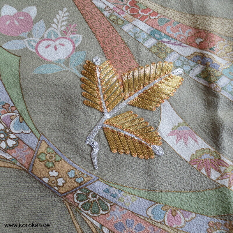 Goldstickerei junge Kiefer Irotomesode Seidencrepe Kimono