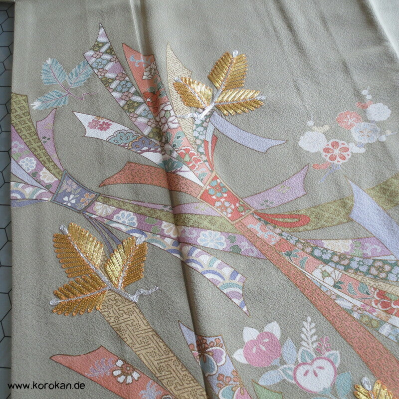 Goldstickerei junge Kiefer Irotomesode Seidencrepe Kimono