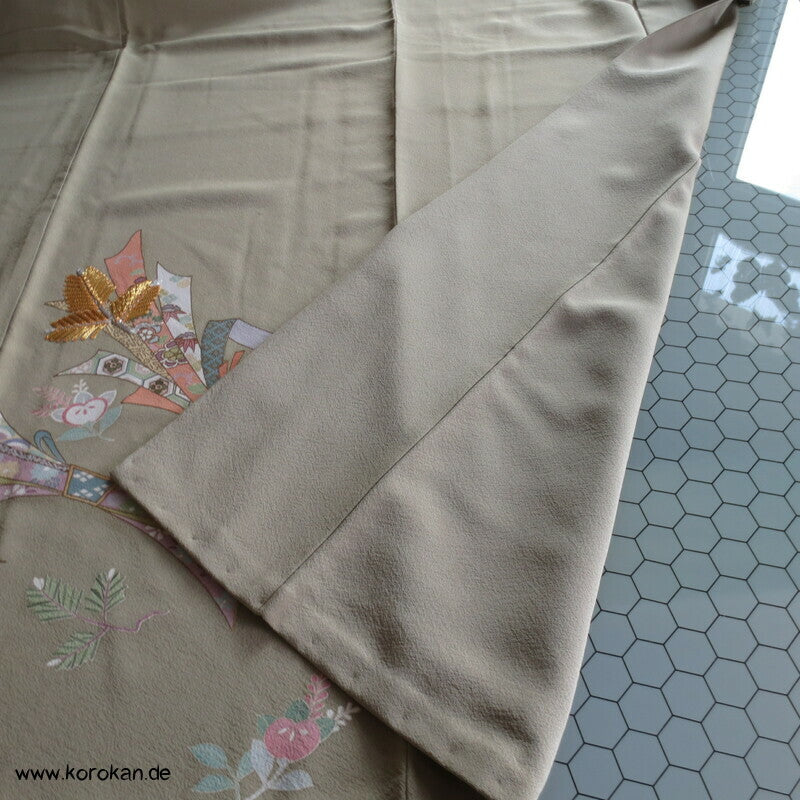 Goldstickerei junge Kiefer Irotomesode Seidencrepe Kimono