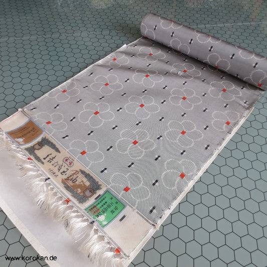 Ume Blüten Kasuri auf silbergrau Tanmono Tsumugi Seide