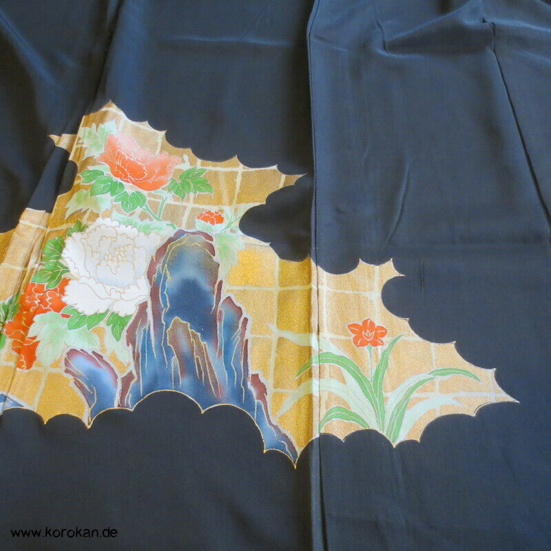 Tomesode Kimono, gestickte Papageien und Blüten Seidencrepe Karieba