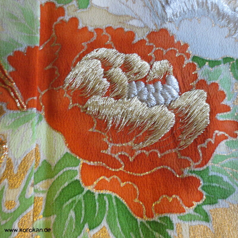 Tomesode Kimono, gestickte Papageien und Blüten Seidencrepe Karieba