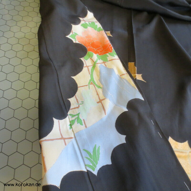 Tomesode Kimono, gestickte Papageien und Blüten Seidencrepe Karieba