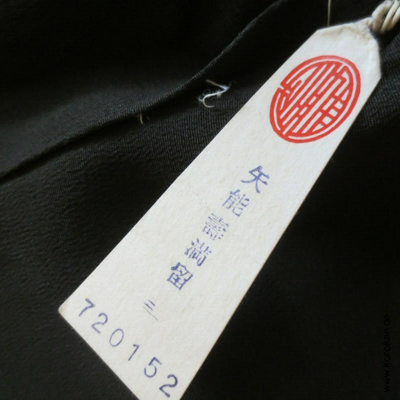 Tomesode Kimono, gestickte Papageien und Blüten Seidencrepe Karieba