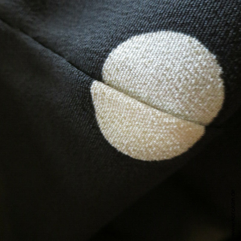 Tomesode Kimono, gestickte Papageien und Blüten Seidencrepe Karieba