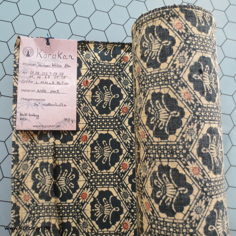 Kikko mit Kamelien Kimono Wolle