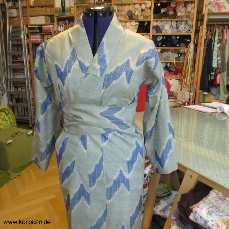 umgearbeitetes Kimono Kleid aus antikem Meisen Kasuri