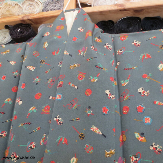 Kinderspielzeug auf graugrün Komon Kimono