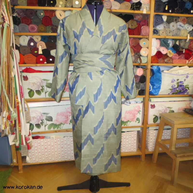 umgearbeitetes Kimono Kleid aus antikem Meisen Kasuri