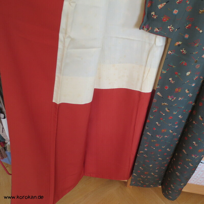 Kinderspielzeug auf graugrün Komon Kimono